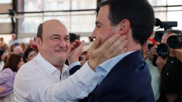 El presidente del PNV, Andoni Ortuzar, saluda a Imanol Pradales durante la Asamblea del PNV, el pasado enero.