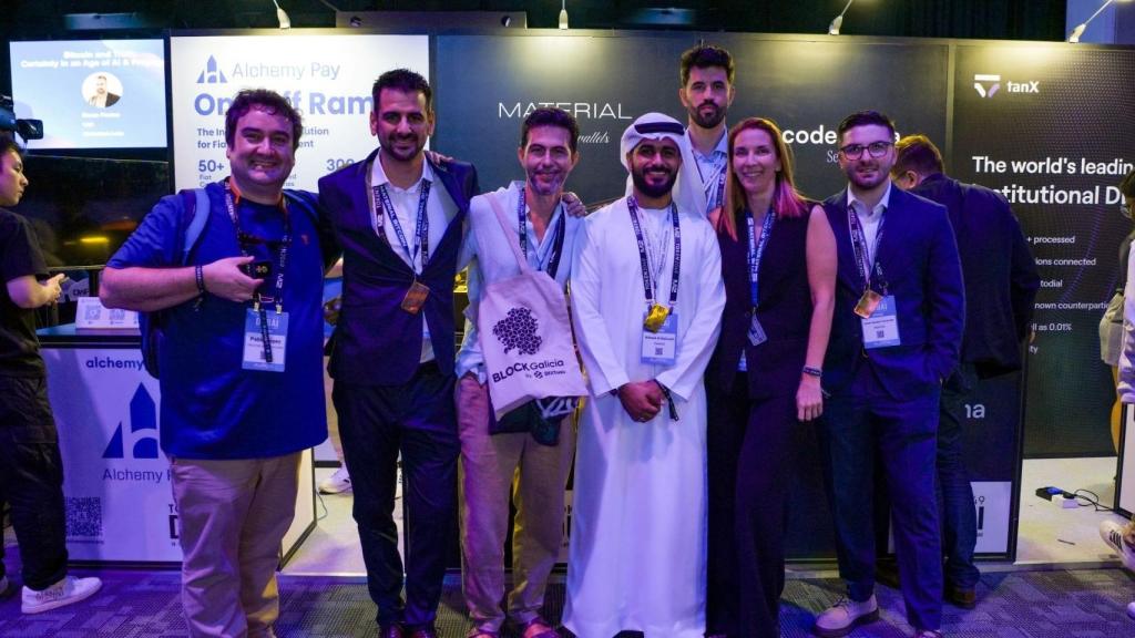 Expertos gallegos en criptomonedas en la feria Dubai 2049