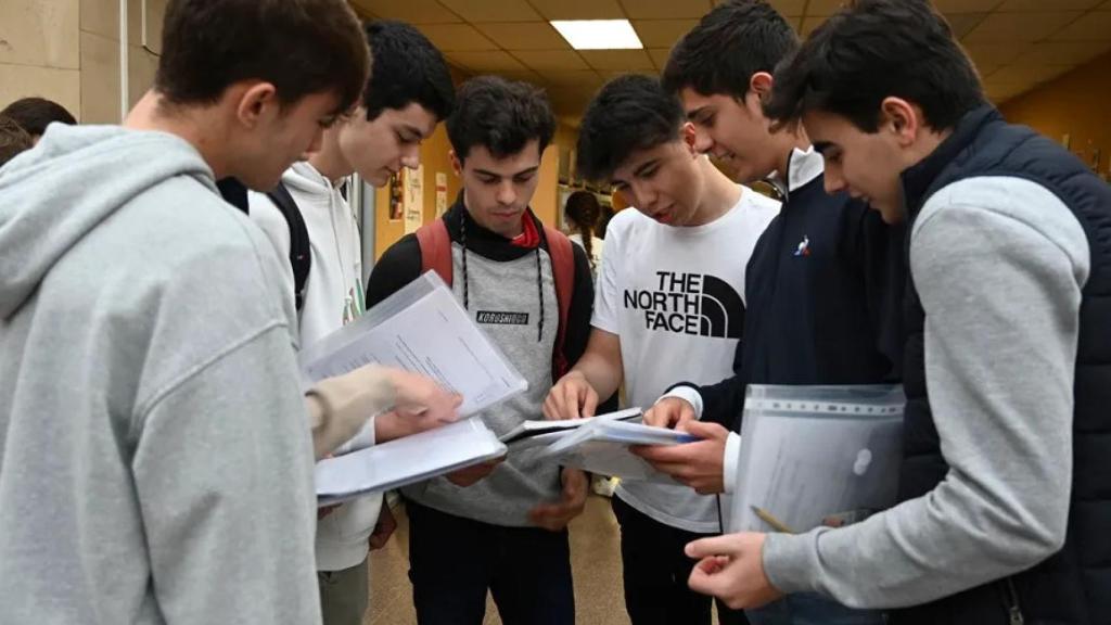 Algunos alumnos revisando sus apuntes.