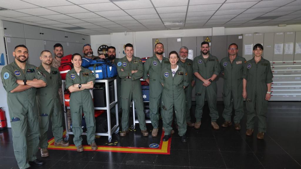 La teniente coronel Pilar Salvador (centro) junto al equipo sanitario que viajó a Tailandia