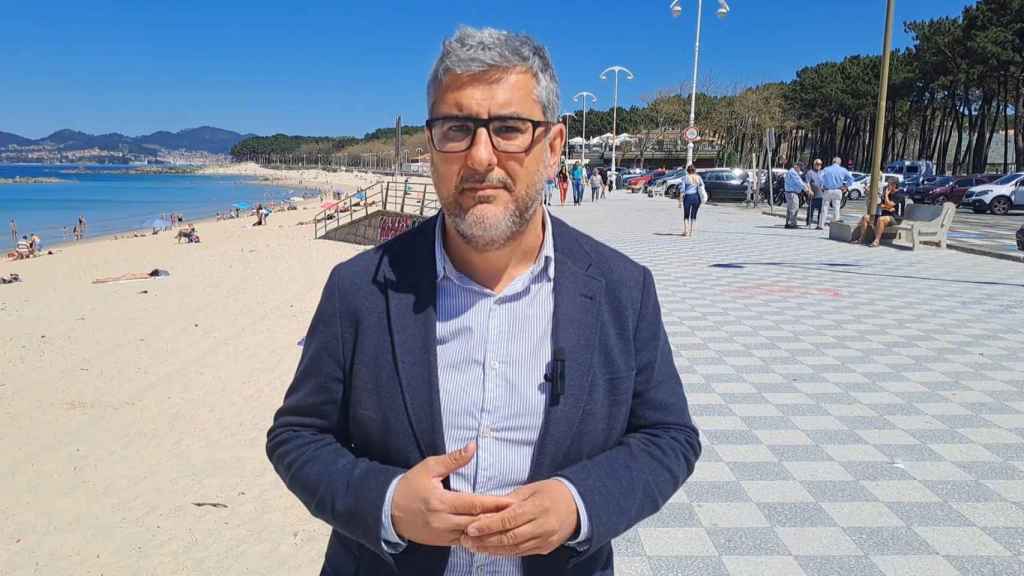 Miguel Martín, edil del PP de Vigo, en el arenal de Samil.