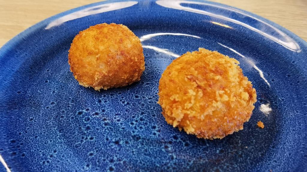 La croqueta de jamón y boletus es una receta que mantienen del Tapas Alicante.