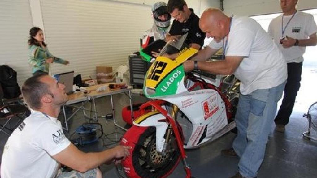 La moto del Llados Racing Team en el box