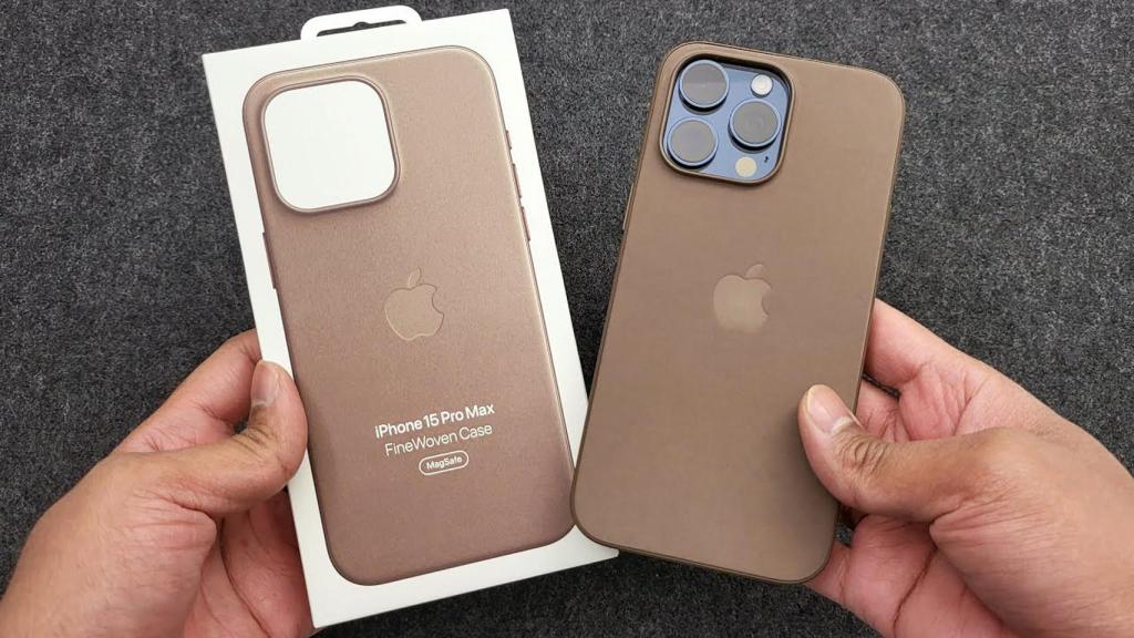 iPhone 15 Pro Max con una funda de trenzado fino.