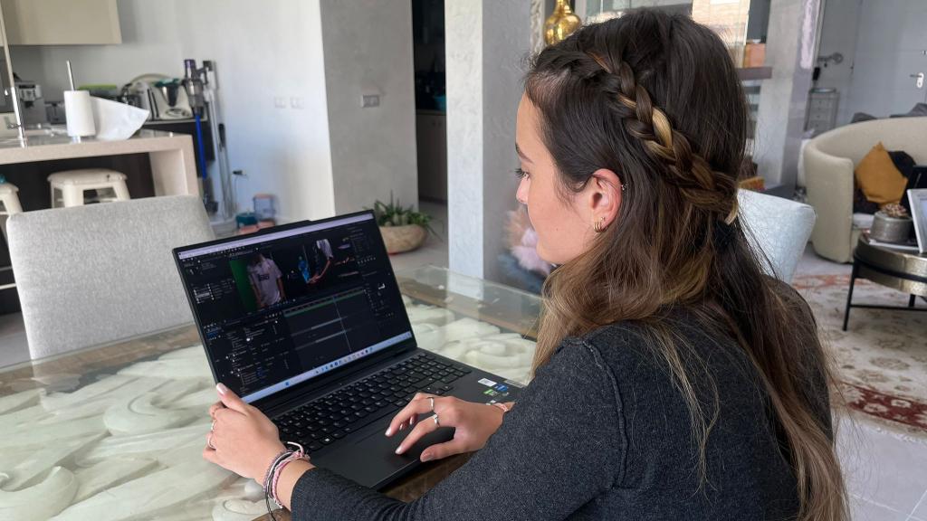 Sara Laina, realizando un modelado para su carrera, el grado en Efectos Visuales.