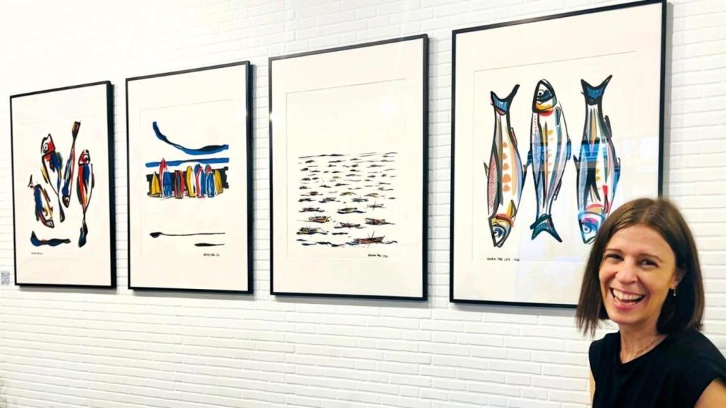 La autora junto a varias de sus obras