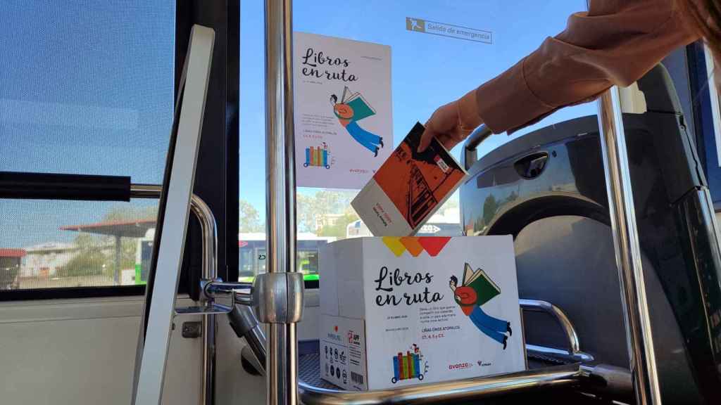 Intercambio de libros en un autobús de Vitrasa.