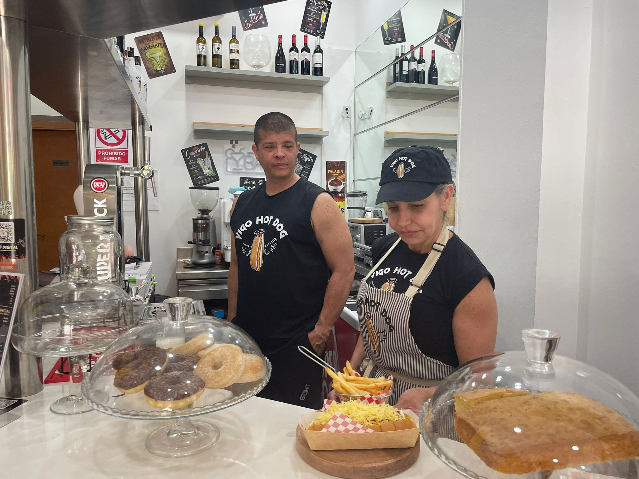 Dercia y Giancarlo en su local de Vigo. Foto: Treintayseis