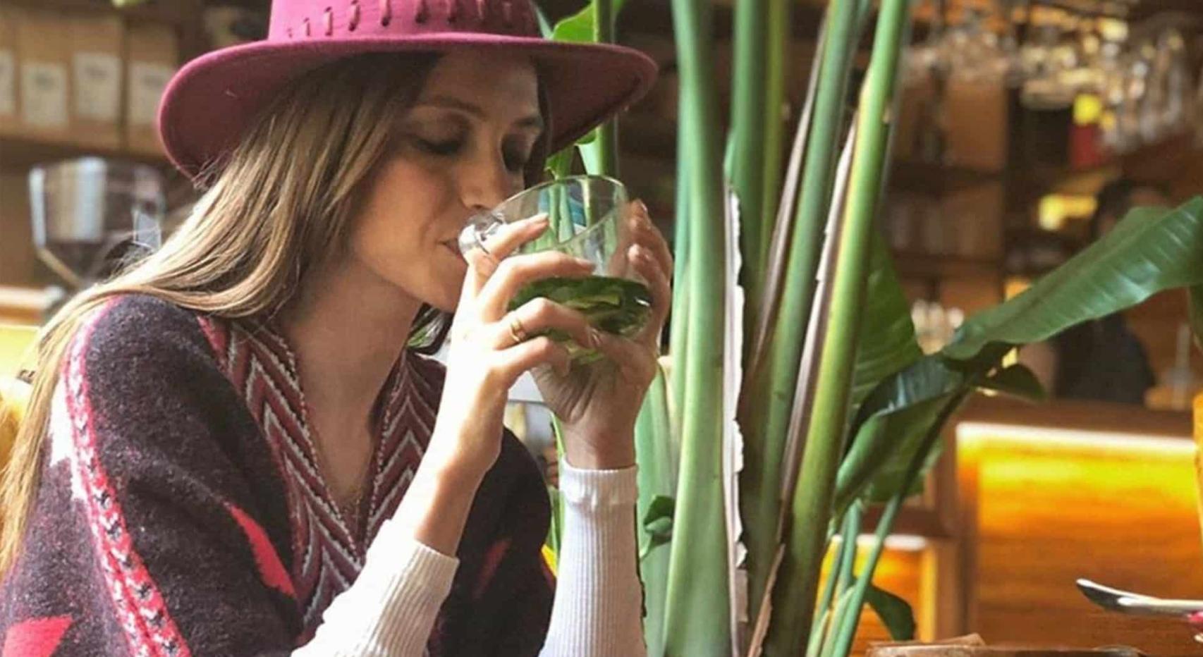 Sara Carbonero bebiendo una infusión.