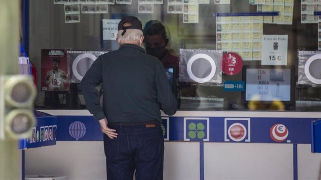 Imagen de archivo de un hombre en una administración de loterías