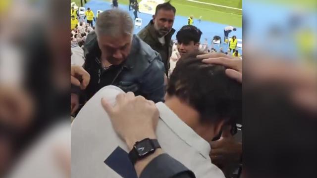 Un aficionado del Real Madrid recibe un pelotazo tras El Clásico de un jugador del Barça