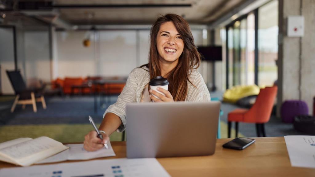 Mujer trabajando feliz.