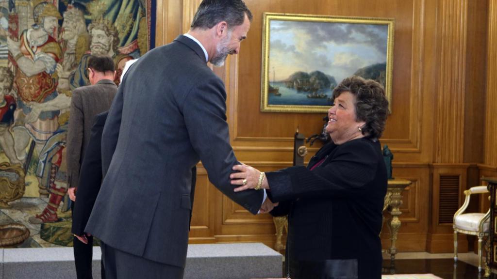 Cristina Almeida junto al rey Felipe VI, en enero de 2017, en Madrid.