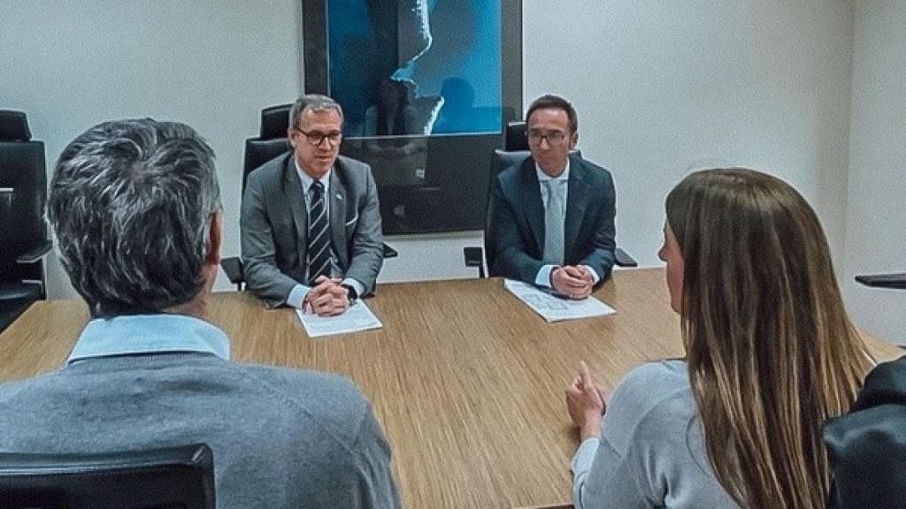 ARCHIVO - El consejero de Empleo, Mariano Veganzones, mantiene una reunión con trabajadores del Serla