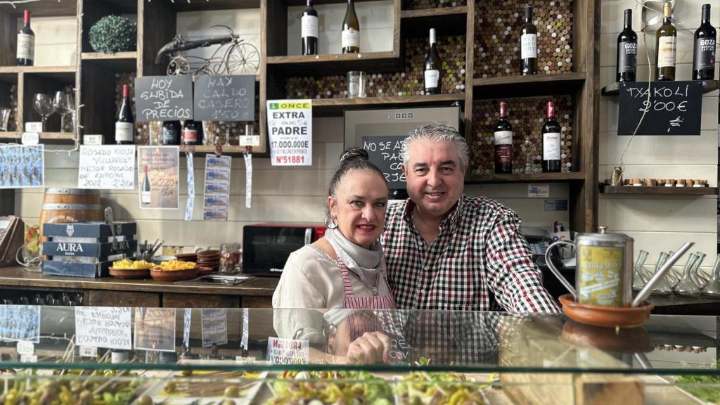 Alberto y Mayte, tras la barra de El Bodegón.