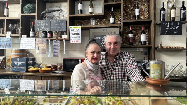 Alberto y Mayte, tras la barra de El Bodegón.