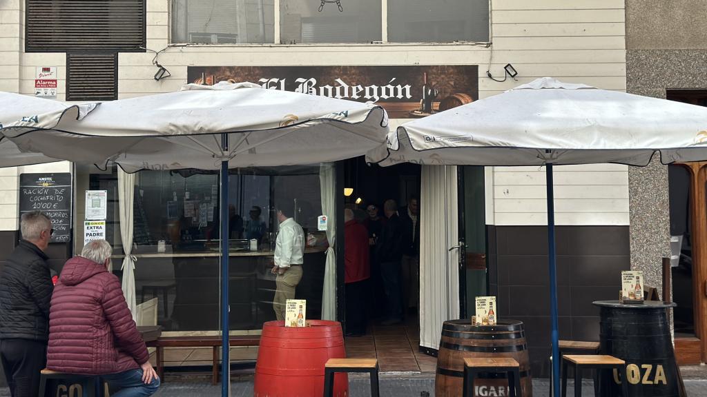 El Bodegón y su terracita, en el centro de Santoña.