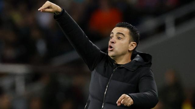 Xavi Hernández da instrucciones a sus jugadores desde la banda.