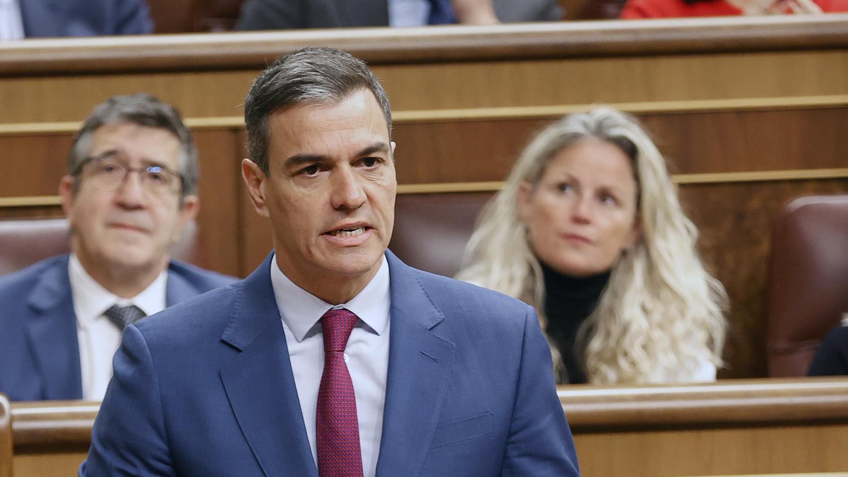 Sánchez, este miércoles, respondiendo en el Congreso a Feijóo desde su escaño.