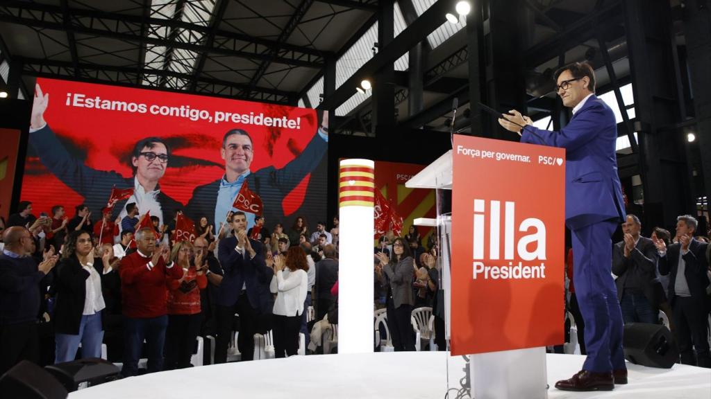 Una imagen de Salvador Illa y Pedro Sánchez, en el mitin de inicio de campaña del PSC celebrado este jueves en Sabadell.