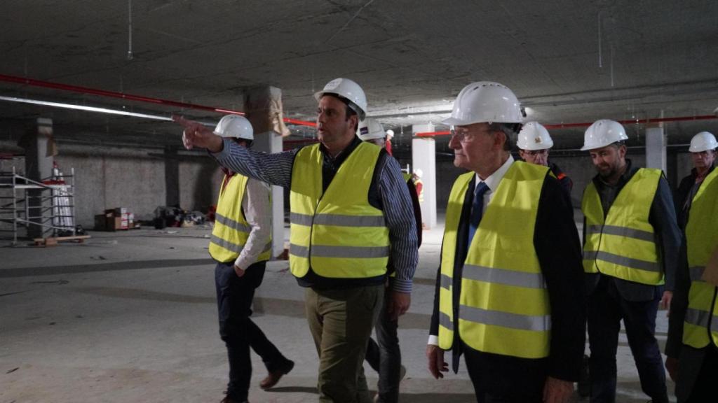 Imagen de archivo de Manuel Díaz Guirado y el alcalde, Francisco de la Torre, en la visita a las obras del aparcamiento Pío Baroja.