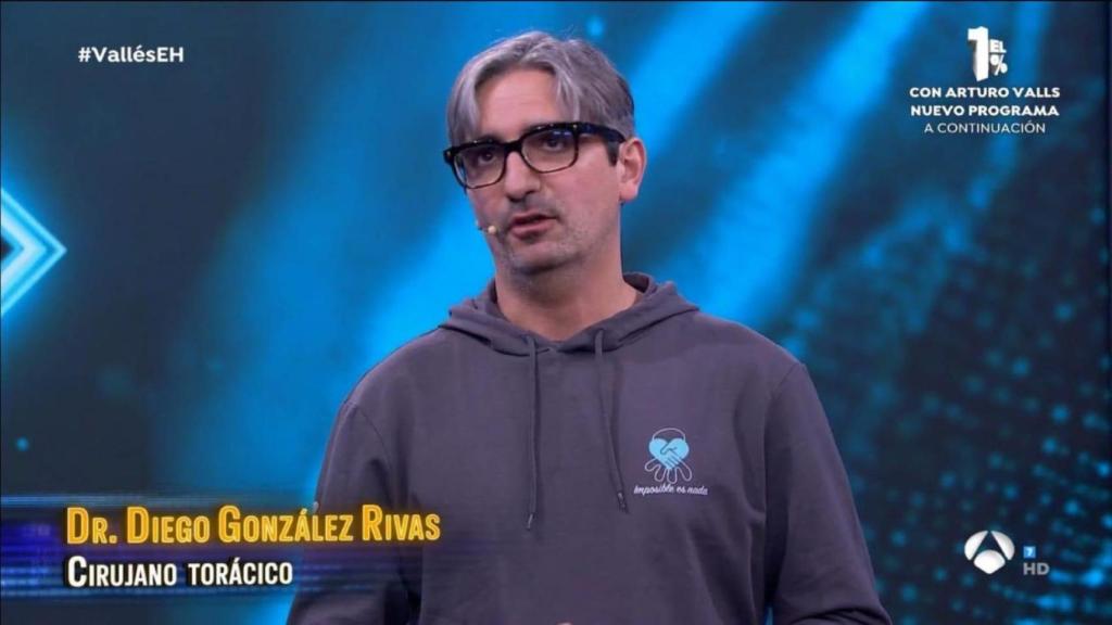 El cirujano lució una sudadera de la colaboración en el programa ‘El Hormiguero’