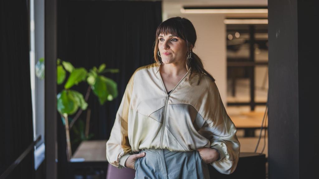 Rozalén posa para EL ESPAÑOL tras la entrevista.