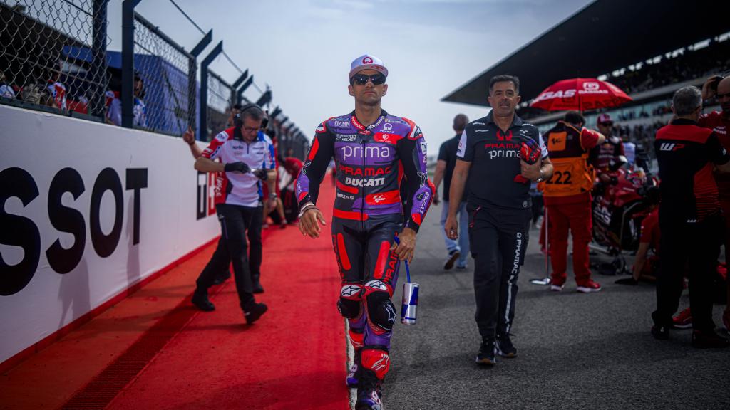 Jorge Martín y su padre Ángel, en la parrilla de salida del Gran Premio de Portugal.