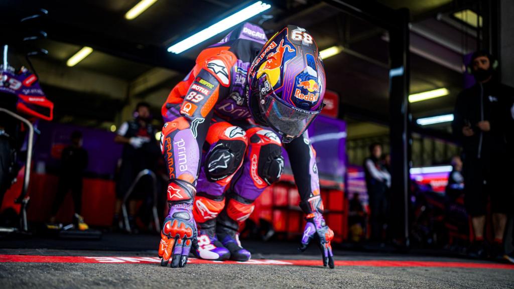 Jorge Martín, toca el asfalto con las manos, a la salida del box del equipo Prima Pramac Racing.