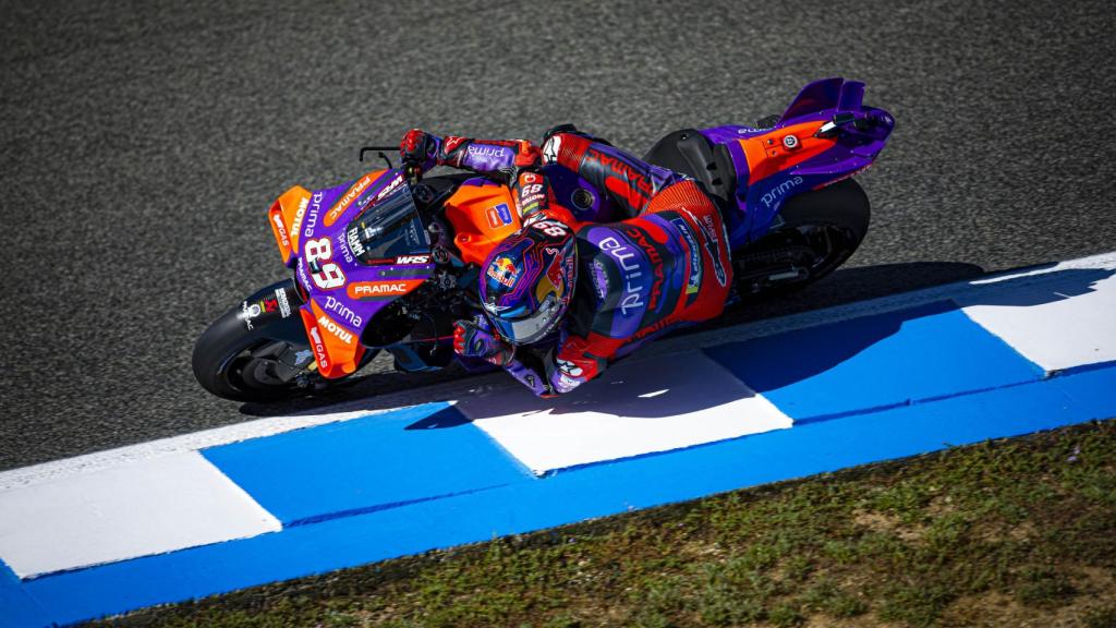 Jorge Martín traza un viaje con su Ducati Desmosedici GP24, en el circuito de Jerez.
