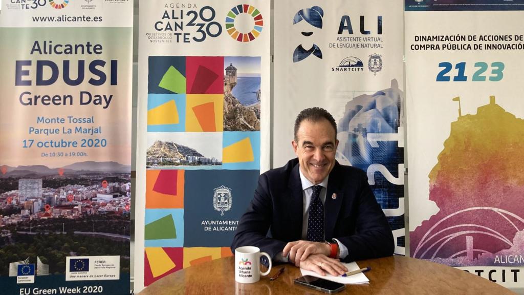 El concejal Antonio Peral celebra el éxito del asistente ALI.