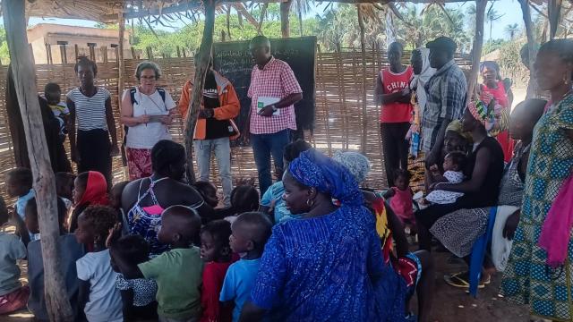 La ONG Kasumai Elche, junto con los alumnos de la escuela en Guinea-Bisáu.