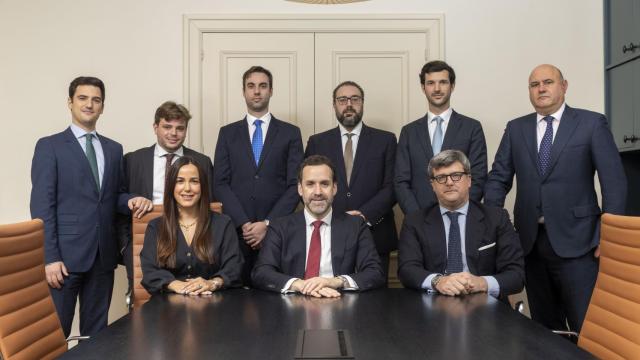El equipo fundacional de Anta AM, con Jacobo Anes en el centro inferior de la imagen y Patricia López, a su izquierda, quienes ya no están.