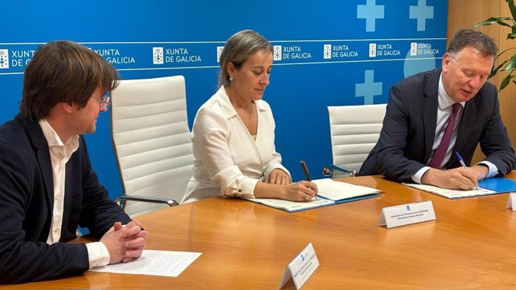 Imagen de archivo de la exconselleira de Infraestruturas, Ethel Vázquez, en la firma de un convenio.