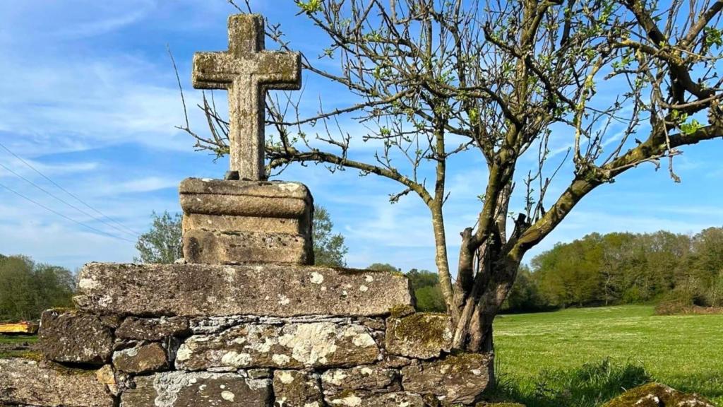 Cruz que recuerda el emplazamiento del antiguo hospital de peregrinos.