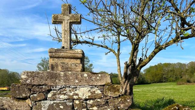 Cruz que recuerda el emplazamiento del antiguo hospital de peregrinos.