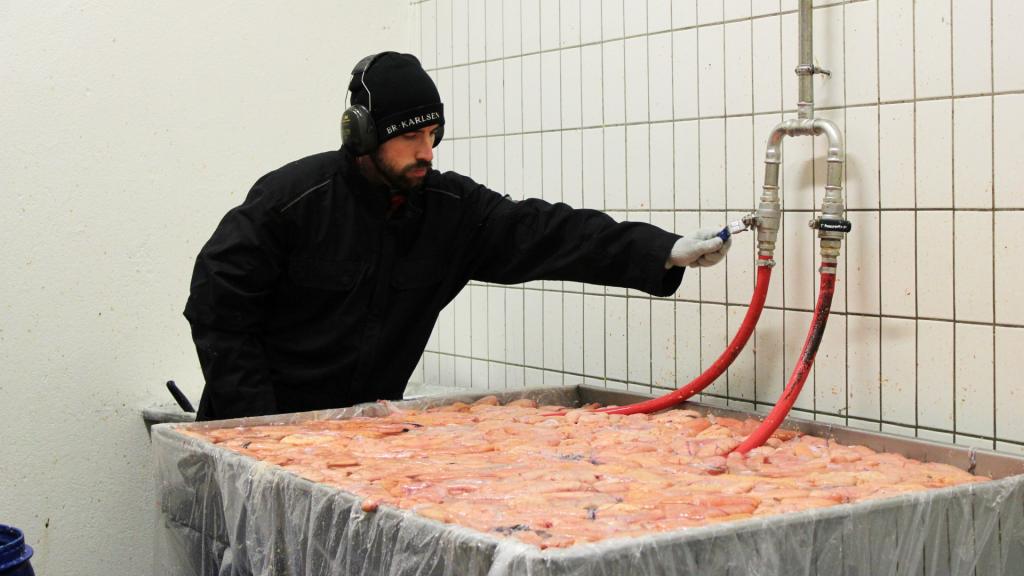 Alberto trabajando en la fábrica.