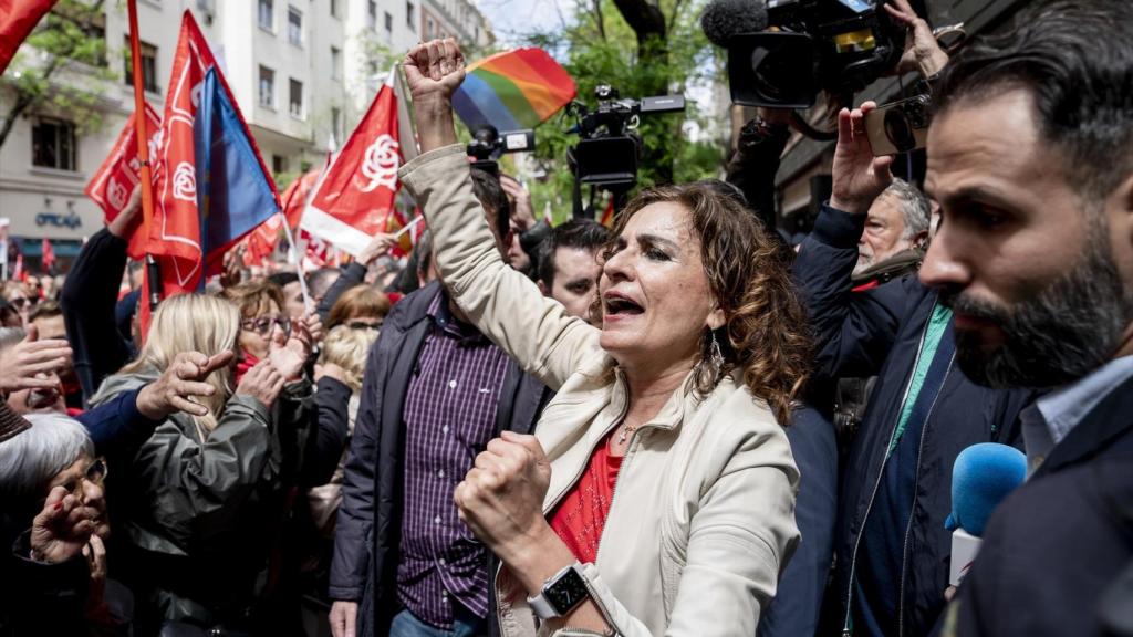 La vicepresidenta María Jesús Montero saluda a los militantes congregados, este sábado, ante la sede de Ferraz.