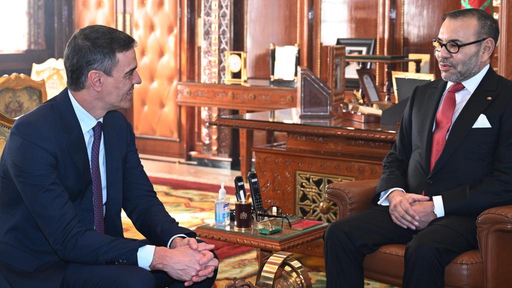 Pedro Sánchez es recibido por el Rey de Marruecos, Mohamed VI, en su primer viaje oficial de la última legislatura a Marruecos, a 21 de febrero de 2024. Imagen de archivo.