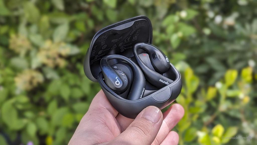 La caja de los Anker Soundcore Aerofit abierta