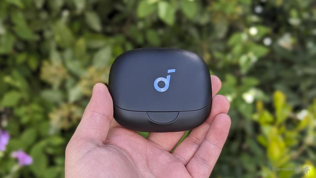 Anker Soundcore Aerofit en la mano