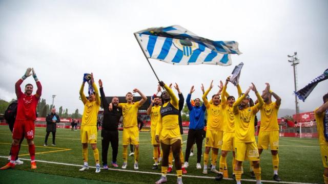 Los jugadores saludan a la afición presente tras la victoria este domingo en Vic.
