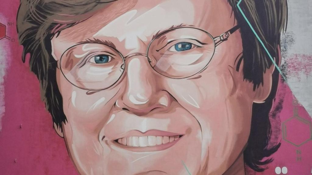 Grafiti con la imagen de Katalin Karikó en una calle de Budapest