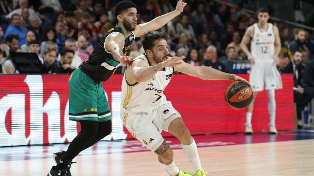 Campazzo, ante Howard en el duelo de Liga Endesa.