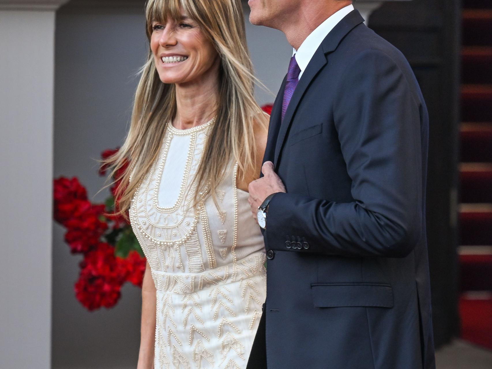 Pedro Sánchez y su esposa, Begoña Gómez, en julio de 2023 en Lituania.