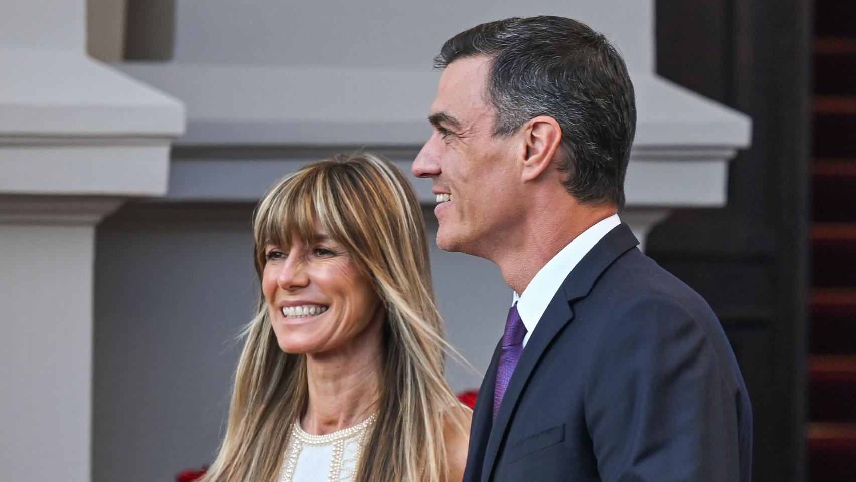 Pedro Sánchez y su esposa, Begoña Gómez, en julio de 2023 en Lituania.