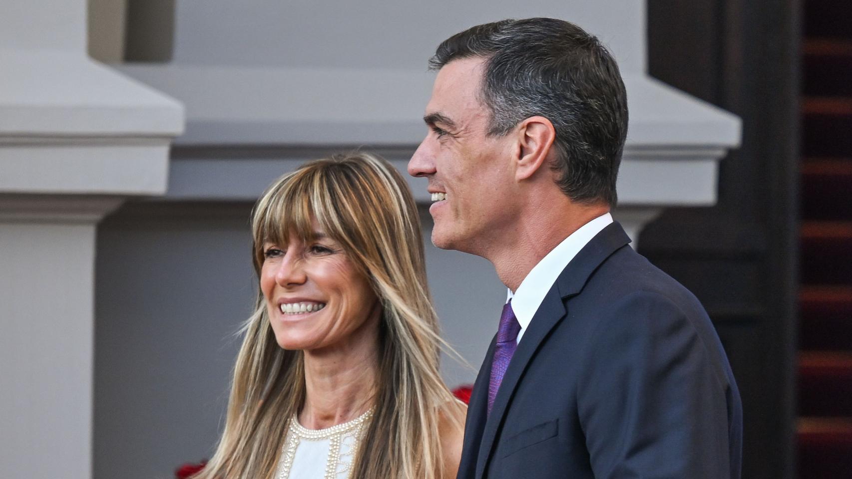 Pedro Sánchez y su esposa, Begoña Gómez, en julio de 2023 en Lituania.