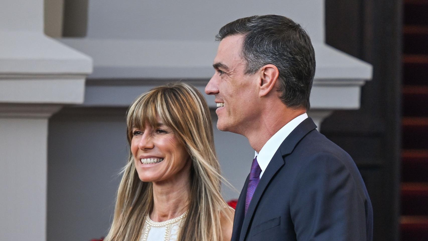 Pedro Sánchez y su esposa, Begoña Gómez, en julio de 2023 en Lituania.