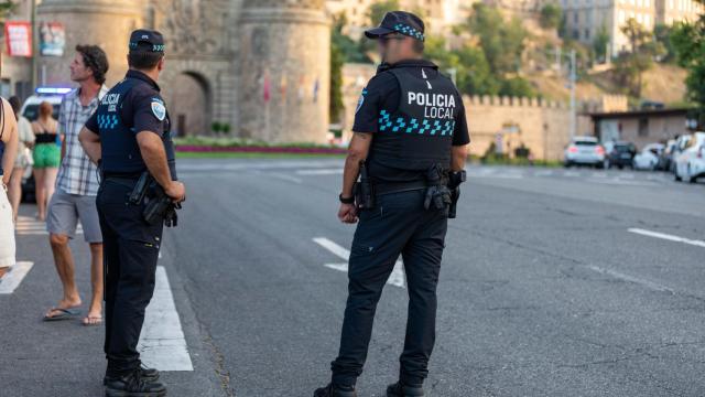 Foto de archivo de dos agentes de la Policía Local de Toledo.