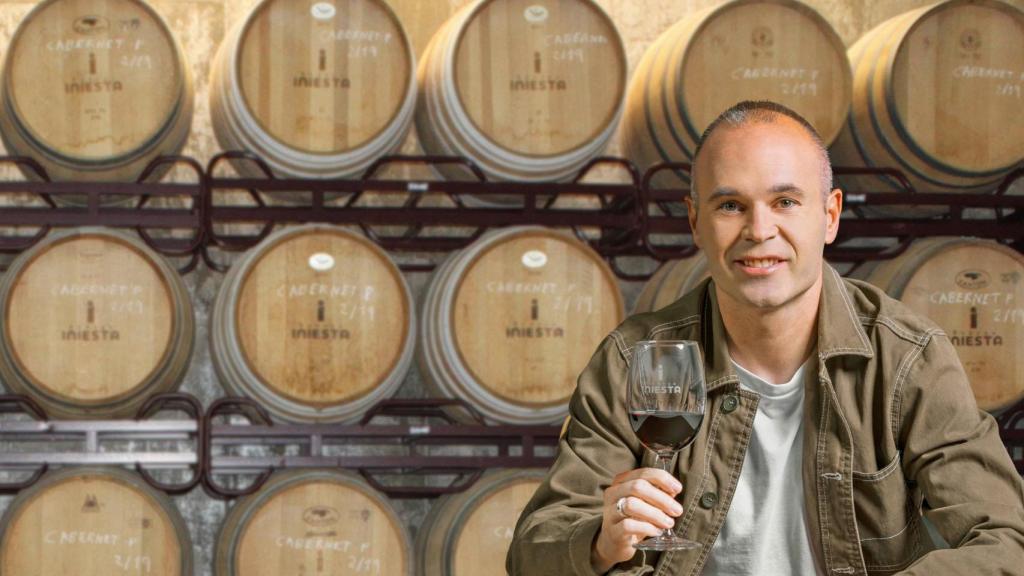 Andrés Iniesta en su bodega.